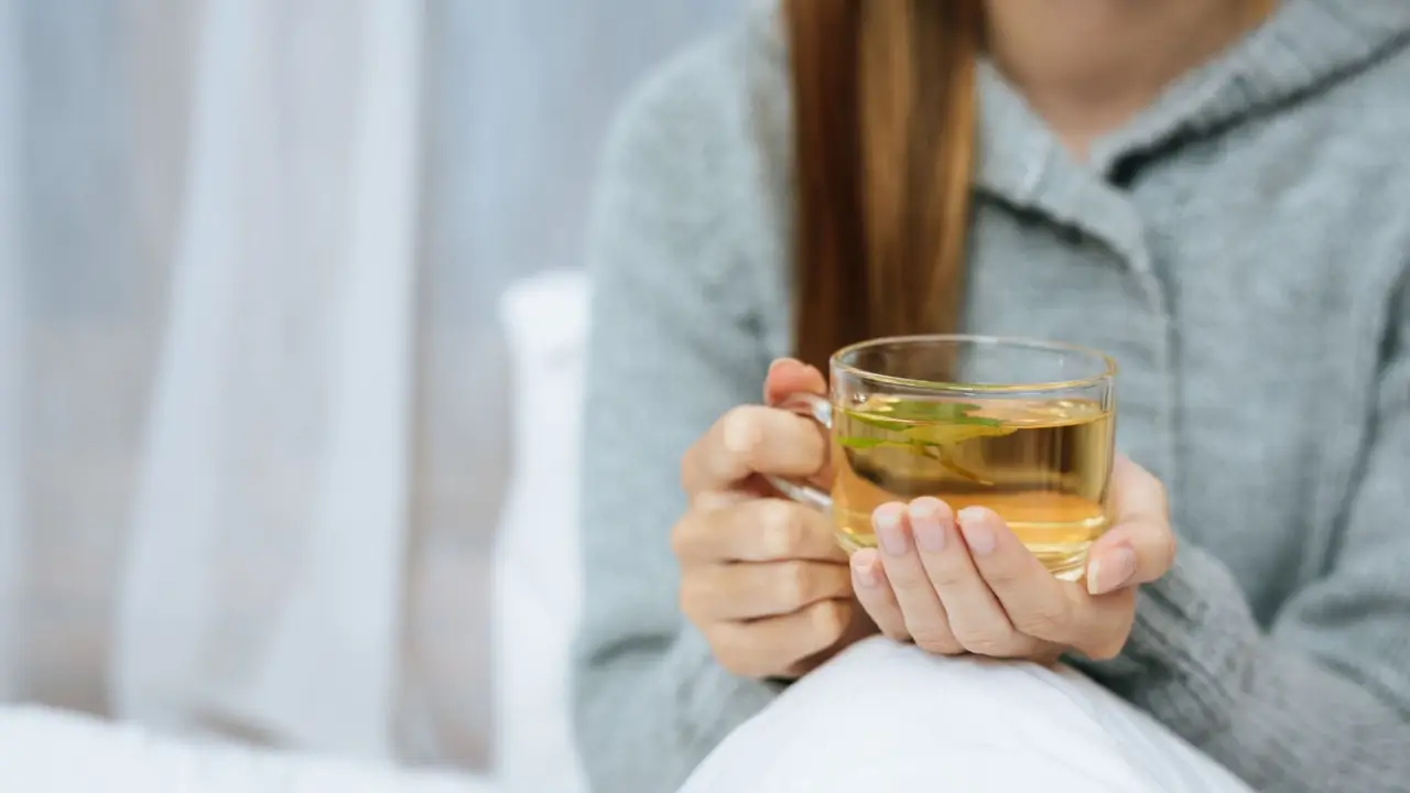 Bere tisane la sera: quali fanno davvero dormire
