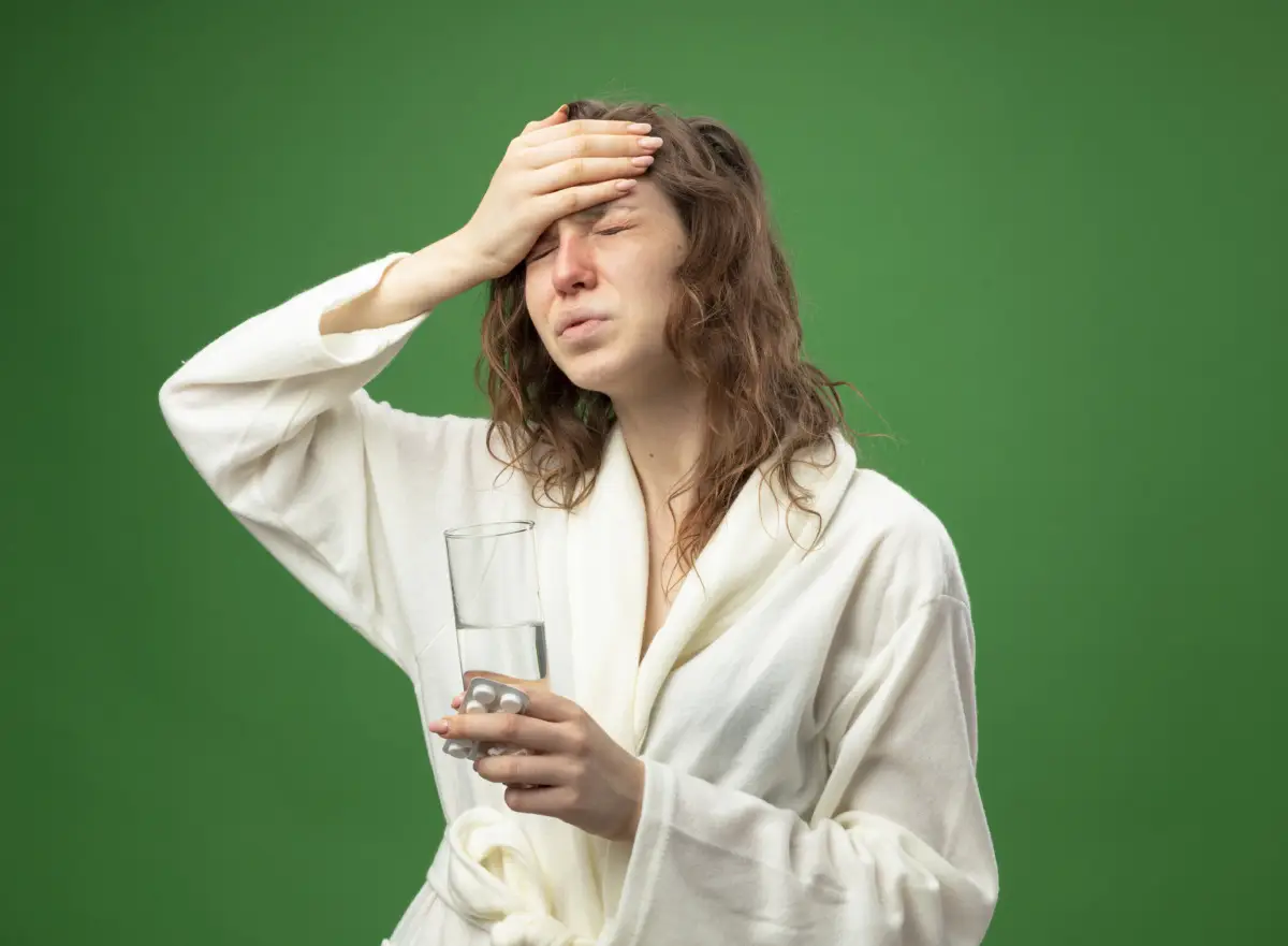 Mal di testa frequente? La soluzione potrebbe essere in un bicchiere d’acqua (ma bevuta nel modo giusto)