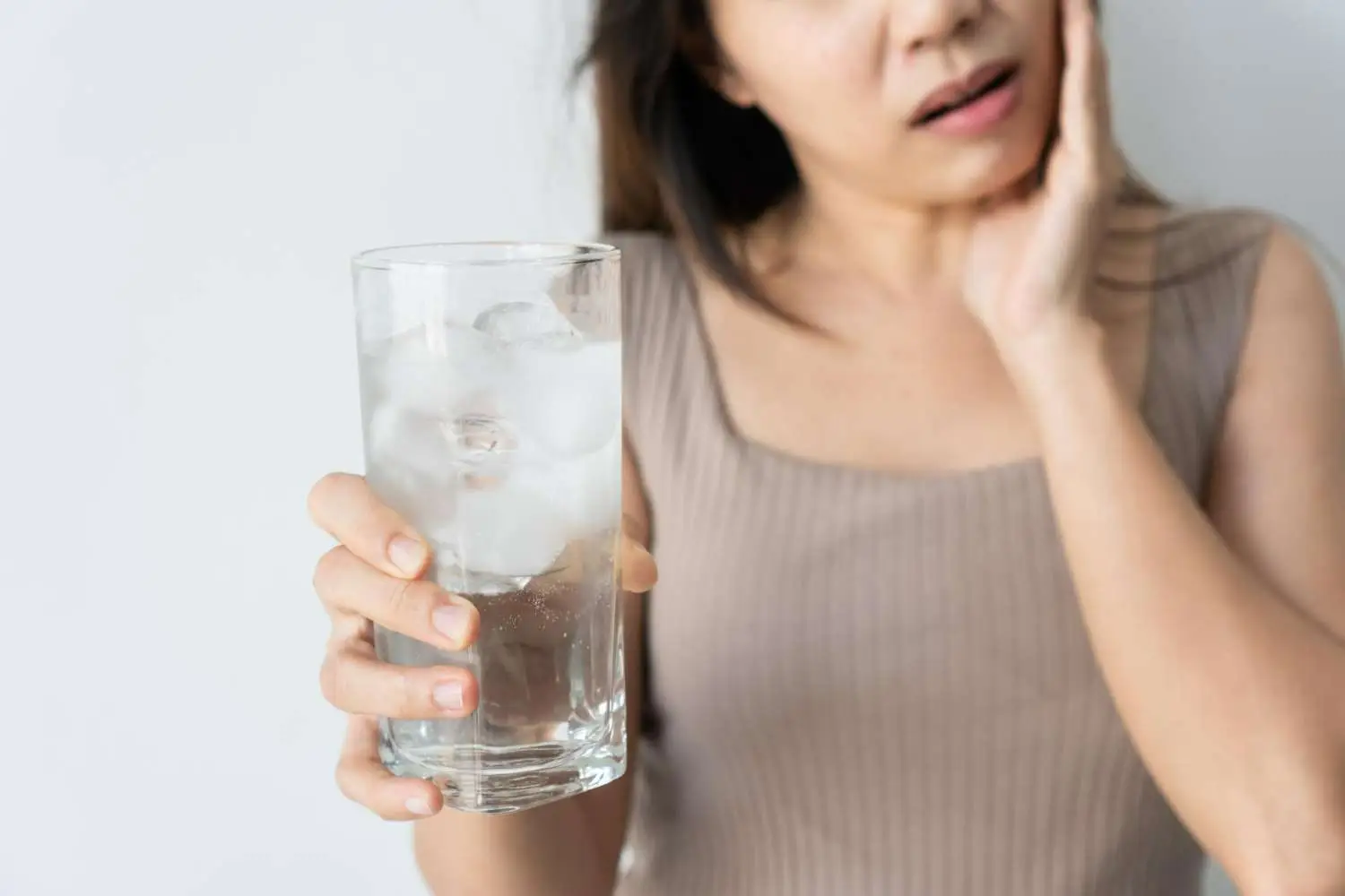 Bere acqua fredda a stomaco vuoto: cosa succede davvero
